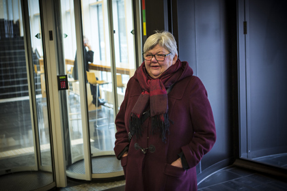 Tone Rønoldtangen på vei inn i arbeids- og sosialdepartementet. Foto: Ole Palmstrøm