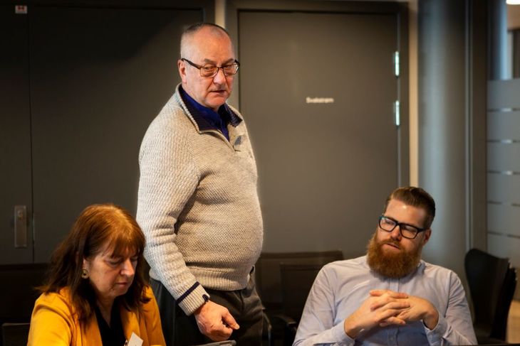 Øystein Gudbrands(i midten) i LO Stat mener dommen var som forventet. Nå for trafikklederne i nettbuss etterbetalt fagbrevtillegget fra 1. april 2016.
