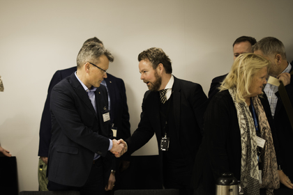 LO Stats leder Egil André Aas hilser på arbeidsminister Torbjørn Røe Isaksen under oppstarten av forhandlingene om særaldersgrenene i offentlig sektor i februar.