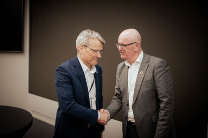 LO Stats leder Egil André Aas, sammen med statens personaldirektør Gisle Norheim.